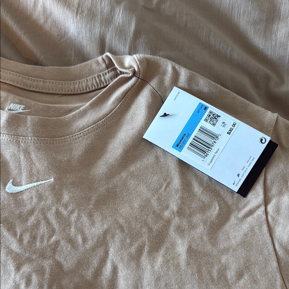 Nike - Loose Fit Boxy Tee - Picture 3 of 6
